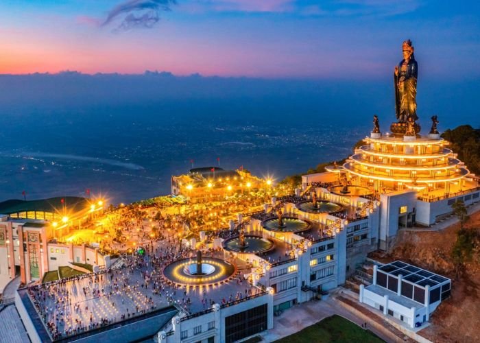 Mùa khô nắng ráo là giai đoạn cao điểm du lịch tại Tòa Thánh Tây Ninh và núi Bà Đen