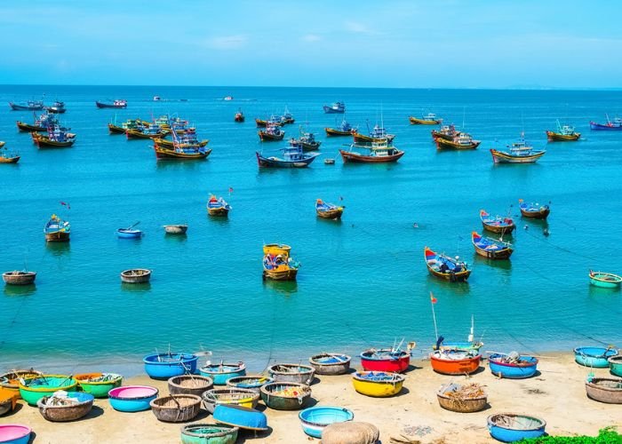 Bầu trời tại mùa khô miền Nam rất ít mây, dẫn đến cường độ bức xạ mặt trời cực lớn và số giờ nắng kéo dài