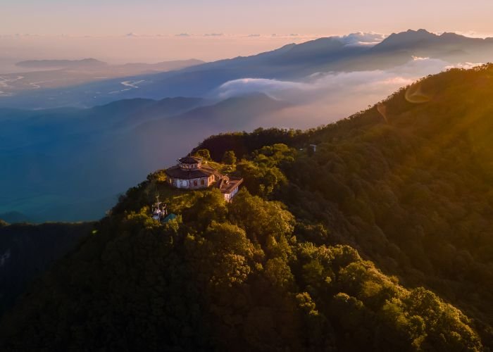 Dãy Bạch Mã chính là yếu tố làm thay đổi hoàn toàn khí hậu giữa hai miền Nam - Bắc Trung Bộ