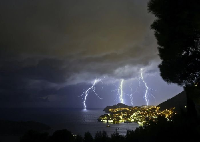 Sự tích lũy và phóng điện trong khí quyển