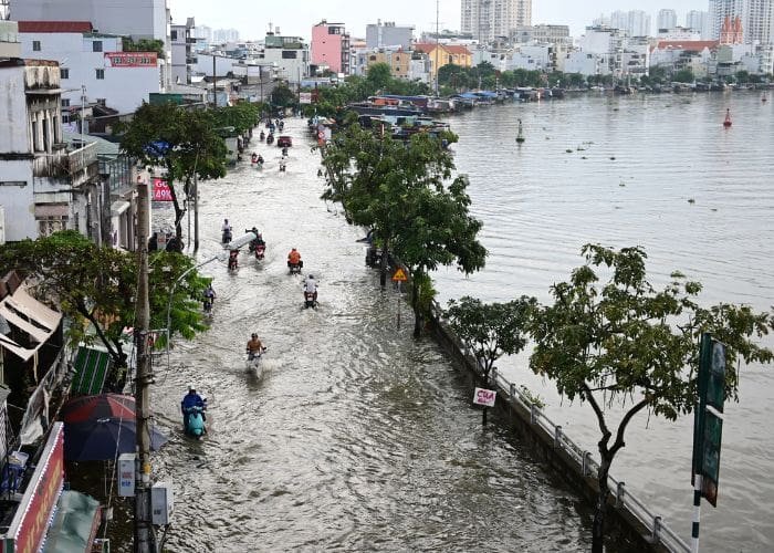 Các tuyến đường huyết mạch tại Thành phố Hồ Chí Minh thường xuyên đối mặt với tình trạng ngập sâu