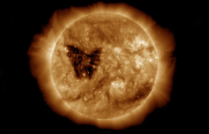 Lỗ vành nhật hoa (Coronal Holes)