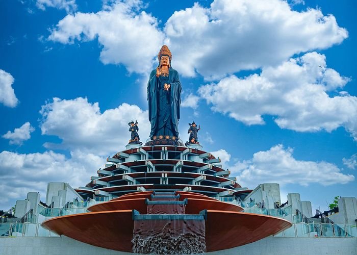 Đỉnh núi Bà Đen thường có mây bao phủ và nhiệt độ ban đêm xuống mức rất thấp