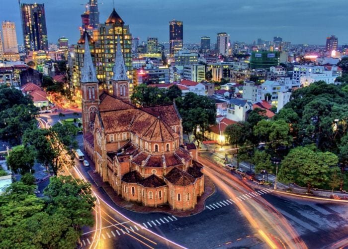 Miền Nam nằm hoàn toàn trong vùng khí hậu nhiệt đới xích đạo gió mùa với tính chất nóng ẩm điển hình