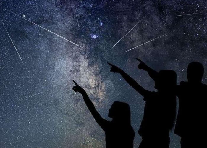 Xác định đúng điểm phát giúp bạn tập trung ánh nhìn vào khu vực có mật độ sao băng xuất hiện