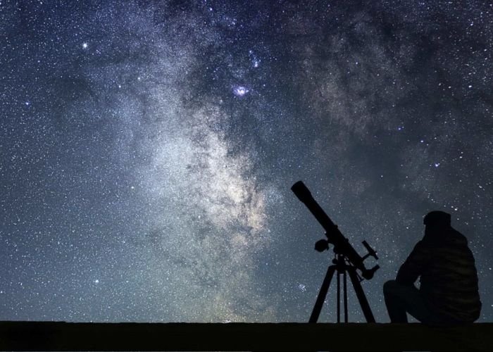Việc sử dụng các thiết bị phóng đại hình ảnh thực chất làm giảm khả năng quan sát trọn vẹn một trận mưa sao băng
