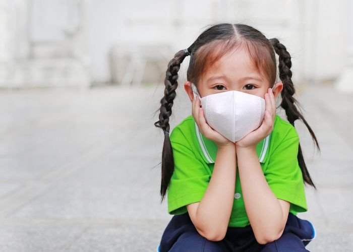 Bạn nên ưu tiên sử dụng các loại khẩu trang đạt chuẩn N95 hoặc N99 khi di chuyển ngoài đường phố