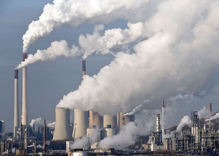 Các nhà máy luyện kim, hóa chất và nhiệt điện thải ra các khí độc hại như SO2, NOx